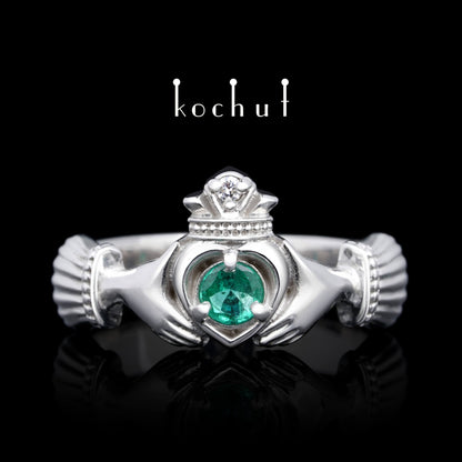 Claddagh: Loyalität — Ring aus Silber mit Smaragd und Diamant, überzogen mit weißem Rhodium.