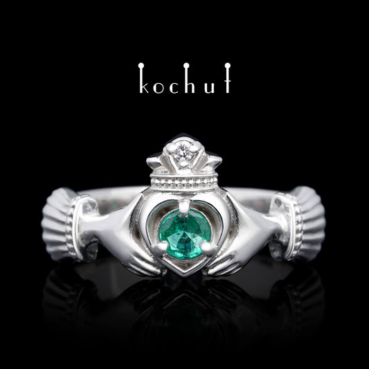 Claddagh: Loyalität — Ring aus Silber mit Smaragd und Diamant, überzogen mit weißem Rhodium.