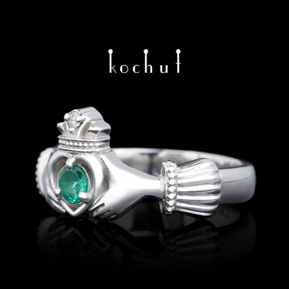 Claddagh: Loyalität — Ring aus Silber mit Smaragd und Diamant, überzogen mit weißem Rhodium.