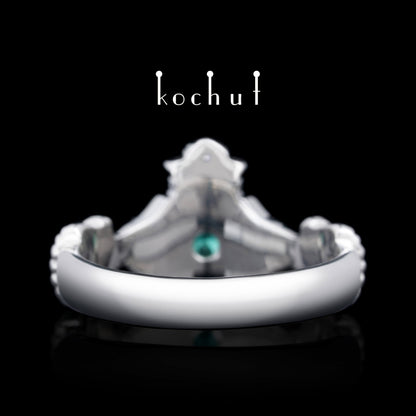Claddagh: Loyalität — Ring aus Silber mit Smaragd und Diamant, überzogen mit weißem Rhodium.
