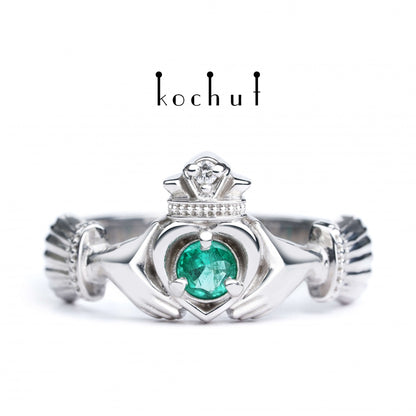 Claddagh: Loyalität — Ring aus Silber mit Smaragd und Diamant, überzogen mit weißem Rhodium.