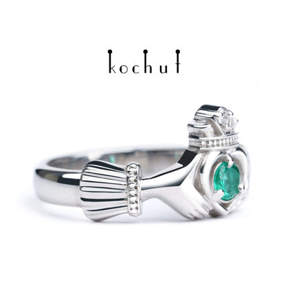 Claddagh: Loyalität — Ring aus Silber mit Smaragd und Diamant, überzogen mit weißem Rhodium.