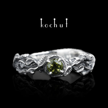 Sprossen — Ring aus oxidiertem Silber mit Chrysolith