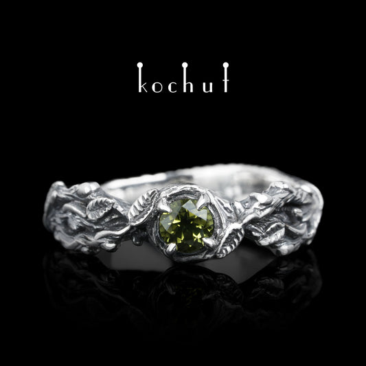 Sprossen — Ring aus oxidiertem Silber mit Chrysolith