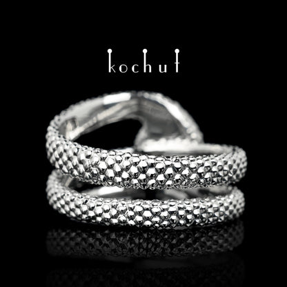 Die Liebe der Zügellosen - Ring aus Weißgold mit blauem Saphir und Diamanten, mit Rhodium überzogen