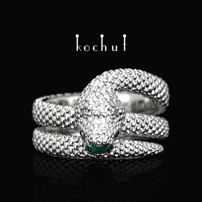 Die Liebe der Zügellosen - Ring aus Weißgold mit einem Smaragd und Diamanten, mit Rhodium überzogen