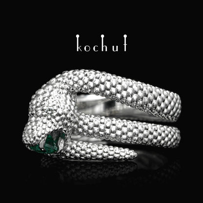 Die Liebe der Zügellosen - Ring aus Weißgold mit einem Smaragd und Diamanten, mit Rhodium überzogen