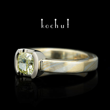 Jugen — Mokume-Ring aus Gelb-, Weißgold und Silber mit einem Diamanten