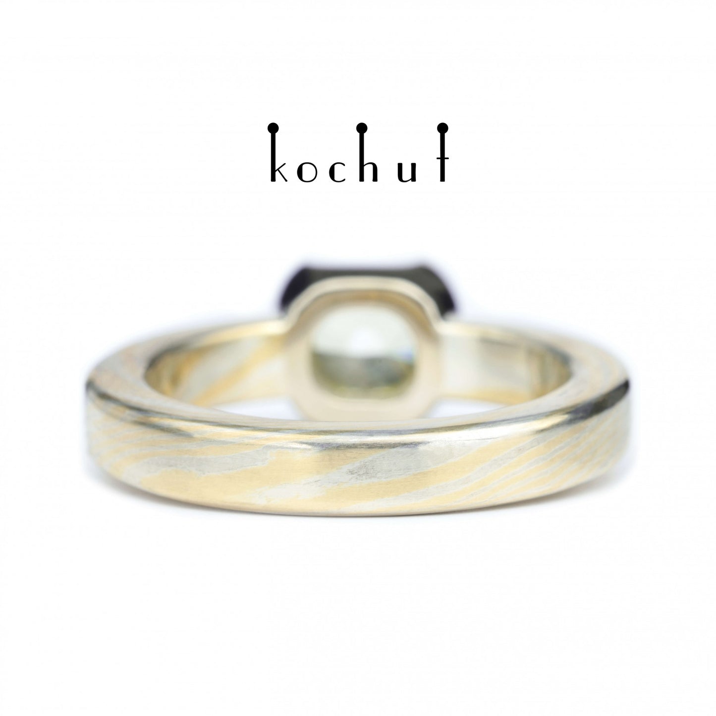 Jugen — Mokume-Ring aus Gelb-, Weißgold und Silber mit einem Diamanten