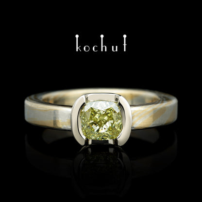 Jugen — Mokume-Ring aus Gelb-, Weißgold und Silber mit einem Diamanten