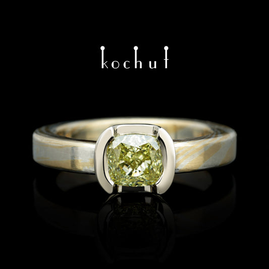 Jugen — Mokume-Ring aus Gelb-, Weißgold und Silber mit einem Diamanten