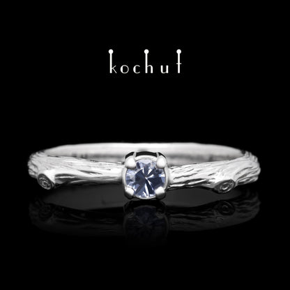 Zartes Zweig — Verlobungsring aus Weißgold mit Kornblumen-Saphir, überzogen mit weißem Rhodium