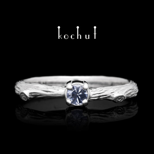 Zartes Zweig — Verlobungsring aus Weißgold mit Kornblumen-Saphir, überzogen mit weißem Rhodium