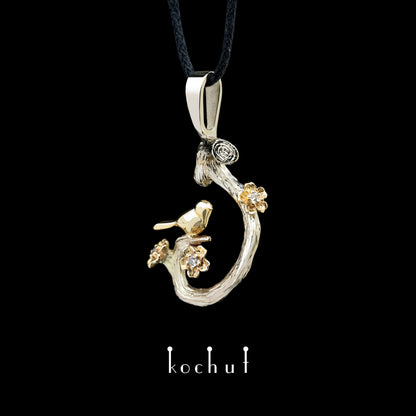 Vögelchen auf einem Zweig mit Blumen: Frühling – Anhänger aus Gelbgold und Weißgold mit Diamanten