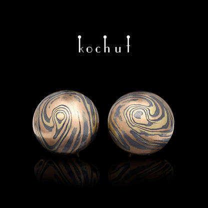 Whirlwind – Ohrringe aus Gelbgold, Rotgold sowie geätztem und oxidiertem Silber.