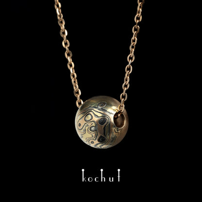 Whirlwind – Anhänger aus Gelbgold, Rotgold sowie geätztem und oxidiertem Silber.