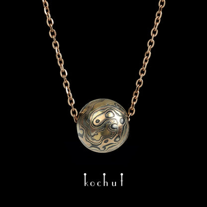 Whirlwind – Anhänger aus Gelbgold, Rotgold sowie geätztem und oxidiertem Silber.