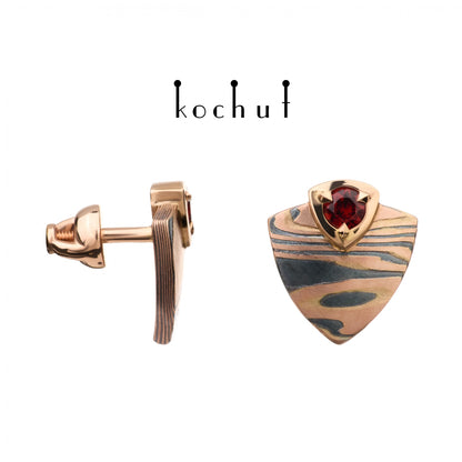 Seiche – Mokume-Ohrringe aus Rotgold sowie geätztem und oxidiertem Silber mit Granaten.