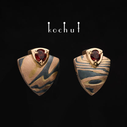 Seiche – Mokume-Ohrringe aus Rotgold sowie geätztem und oxidiertem Silber mit Granaten.