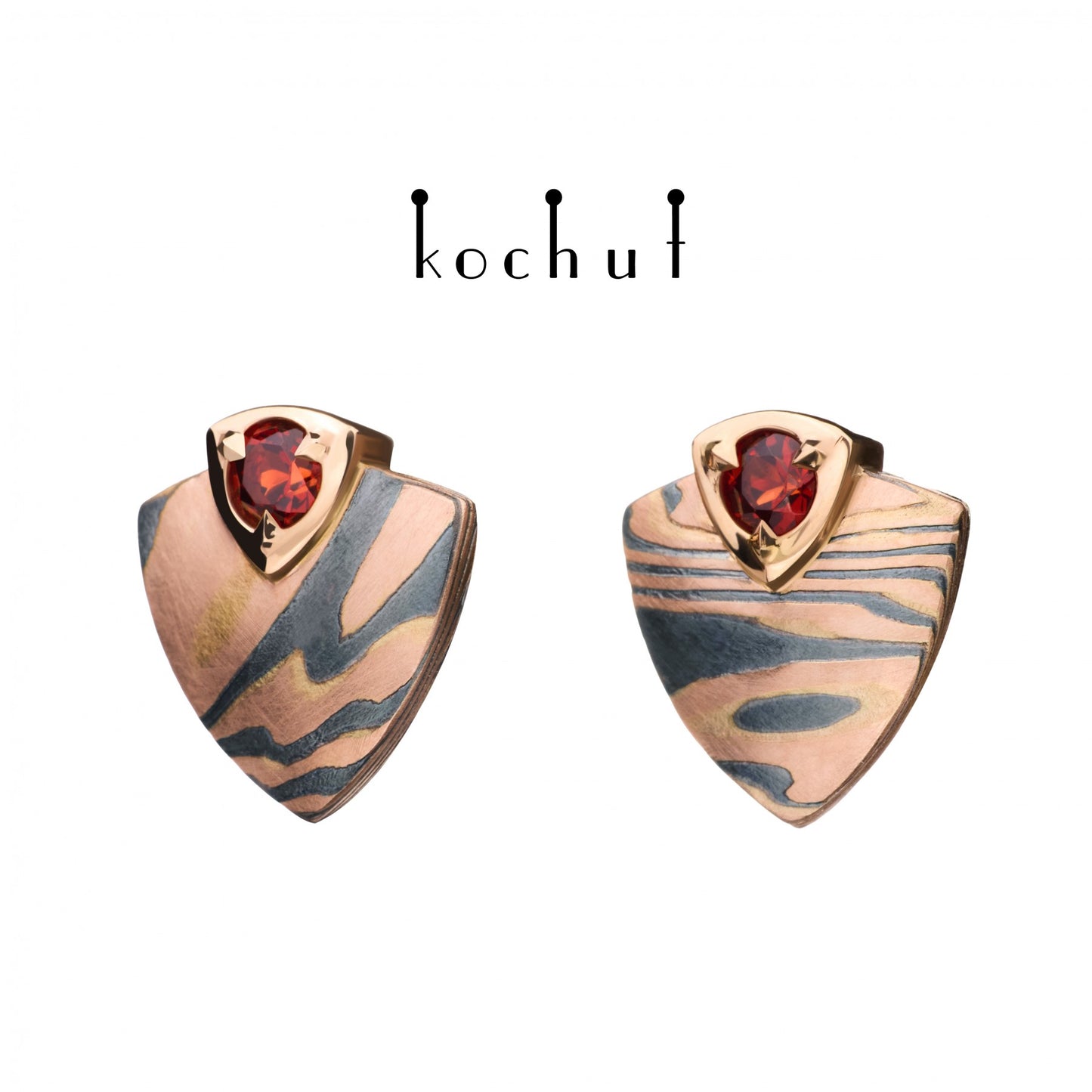 Seiche – Mokume-Ohrringe aus Rotgold sowie geätztem und oxidiertem Silber mit Granaten.