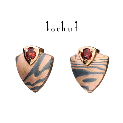 Seiche – Mokume-Ohrringe aus Rotgold sowie geätztem und oxidiertem Silber mit Granaten.