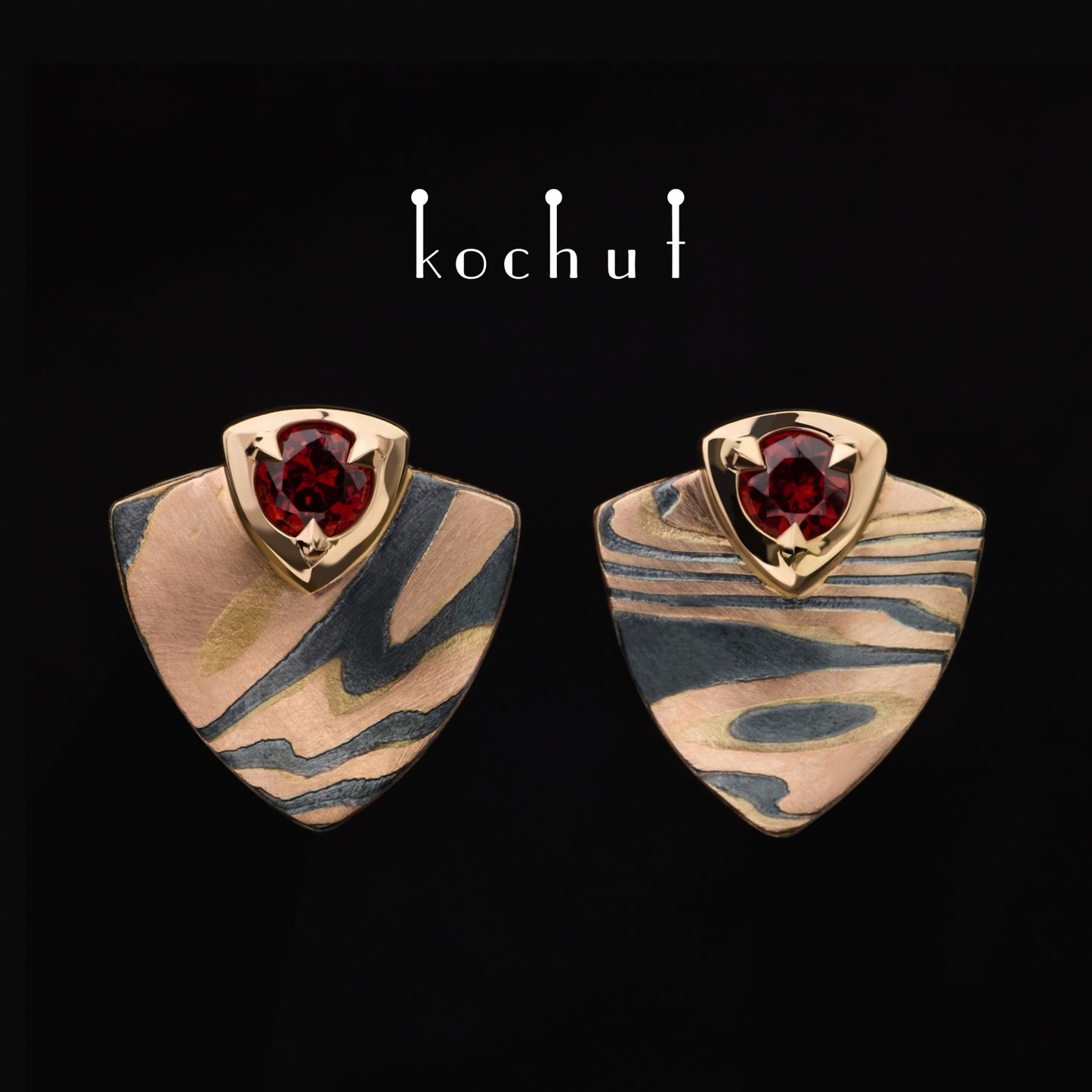 Seiche – Mokume-Ohrringe aus Rotgold sowie geätztem und oxidiertem Silber mit Granaten.