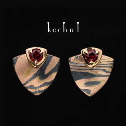 Seiche – Mokume-Ohrringe aus Rotgold sowie geätztem und oxidiertem Silber mit Granaten.