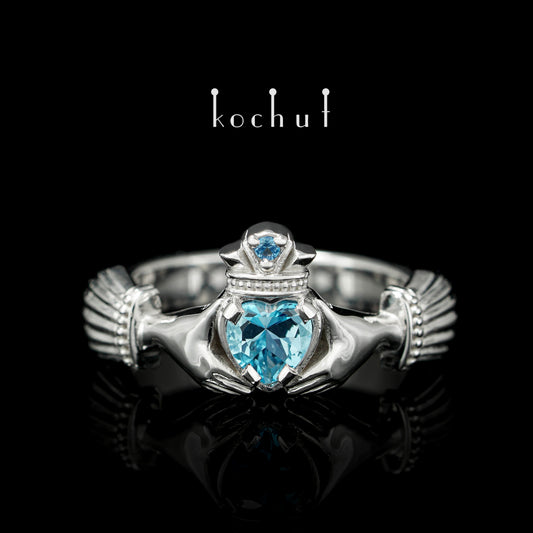 Claddagh: Liebe – Silberring mit Topasen, vergoldet mit weißem Rhodium