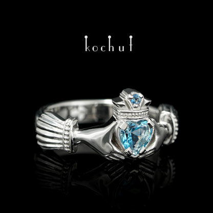 Claddagh: Liebe – Silberring mit Topasen, vergoldet mit weißem Rhodium