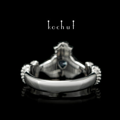 Claddagh: Liebe – Silberring mit Topasen, vergoldet mit weißem Rhodium