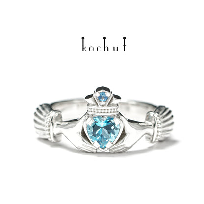 Claddagh: Liebe – Silberring mit Topasen, vergoldet mit weißem Rhodium