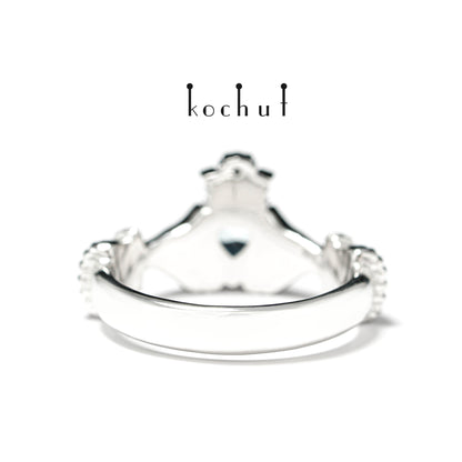 Claddagh: Liebe – Silberring mit Topasen, vergoldet mit weißem Rhodium