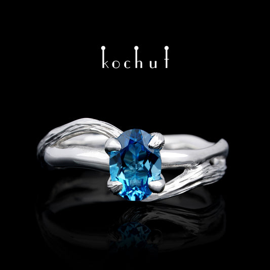 Lignum — Verlobungsring aus Weißgold mit Topas, überzogen mit weißem Rhodium