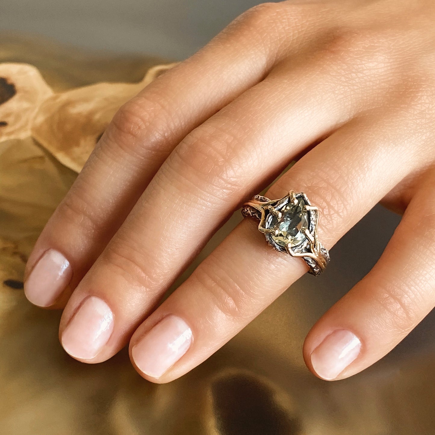 Aurora — Ring aus oxidiertem Silber und Gelbgold mit grünem Amethyst