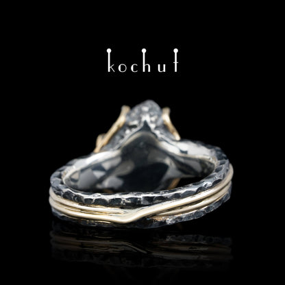 Aurora — Ring aus oxidiertem Silber und Gelbgold mit grünem Amethyst