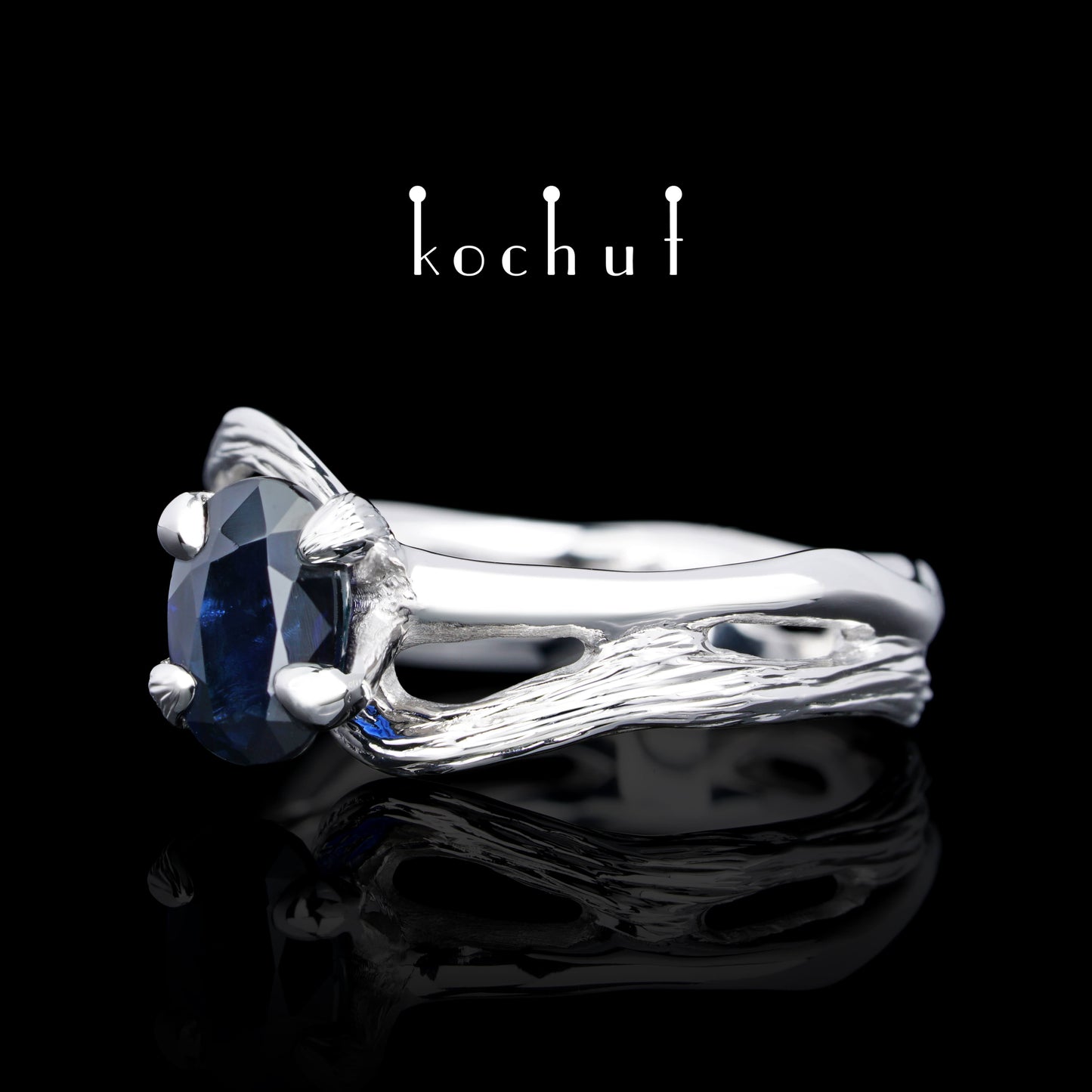 Lignum — Verlobungsring aus Weißgold mit Saphir, beschichtet mit weißem Rhodium