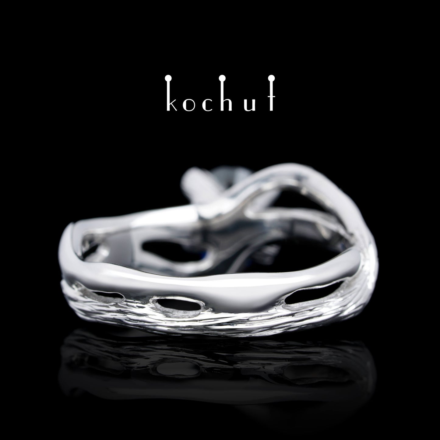 Lignum — Verlobungsring aus Weißgold mit Saphir, beschichtet mit weißem Rhodium