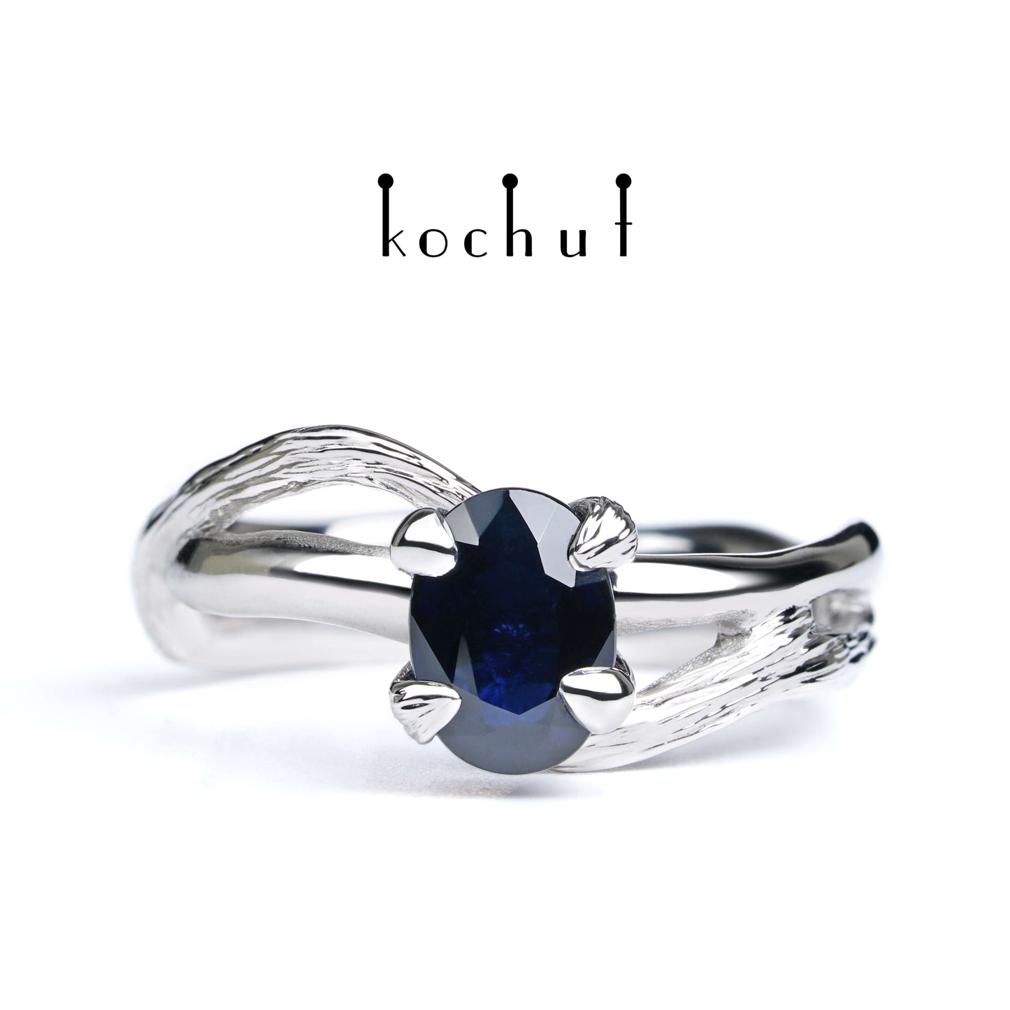 Lignum — Verlobungsring aus Weißgold mit Saphir, beschichtet mit weißem Rhodium
