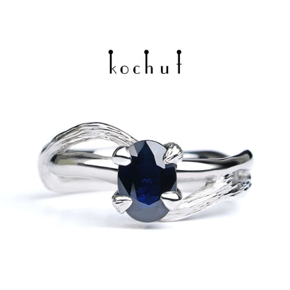 Lignum — Verlobungsring aus Weißgold mit Saphir, beschichtet mit weißem Rhodium