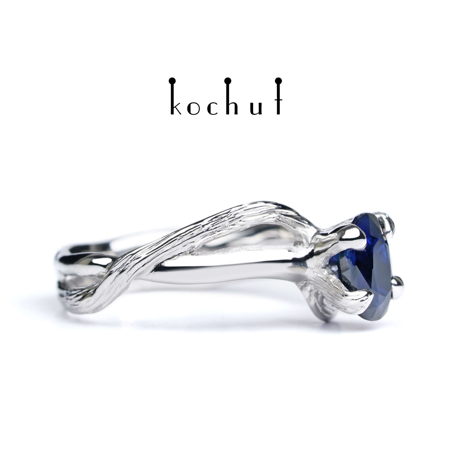 Lignum — Verlobungsring aus Weißgold mit Saphir, beschichtet mit weißem Rhodium