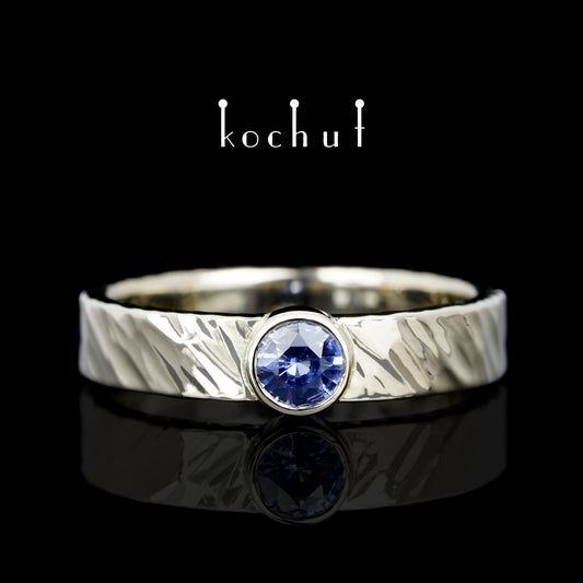 Kaleidoskop — Ring aus Weißgold mit Kornblumen-Saphir