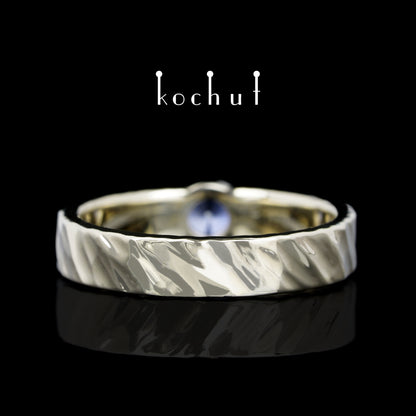 Kaleidoskop — Ring aus Weißgold mit Kornblumen-Saphir