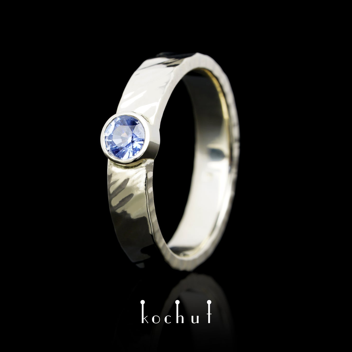 Kaleidoskop — Ring aus Weißgold mit Kornblumen-Saphir