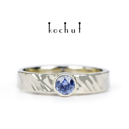 Kaleidoskop — Ring aus Weißgold mit Kornblumen-Saphir