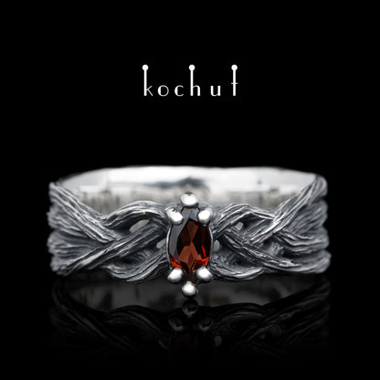 All-Seeing Eye — Ring aus oxidiertem Silber mit Granat