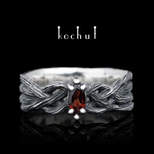 All-Seeing Eye — Ring aus oxidiertem Silber mit Granat