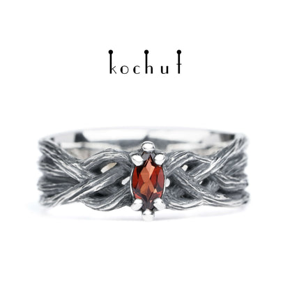 All-Seeing Eye — Ring aus oxidiertem Silber mit Granat