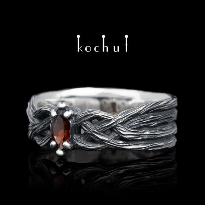 All-Seeing Eye — Ring aus oxidiertem Silber mit Granat