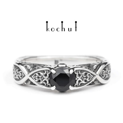 Versailles — Ring aus oxidiertem Silber mit Spinell