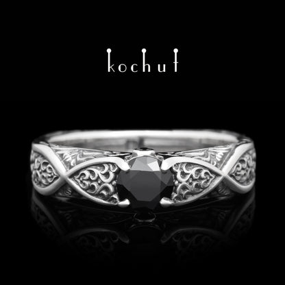 Versailles — Ring aus oxidiertem Silber mit Spinell